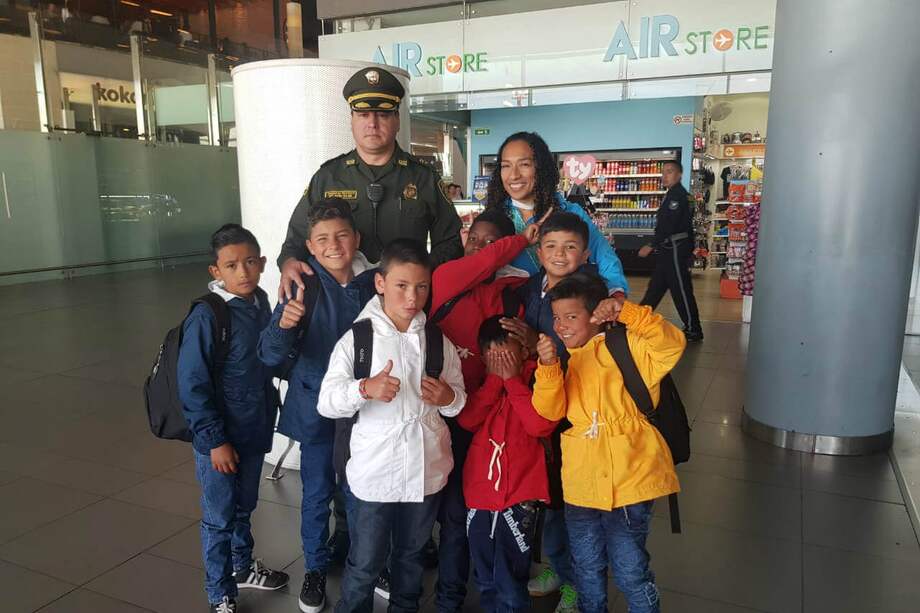 Los viajeros estarán por primera vez en un avión. Viajarán por grupos a ciudades como Cartagena, Medellín, Santa Marta, Cali o Bucaramanga.
/ Cortesía. Secretaría de Integración Social.