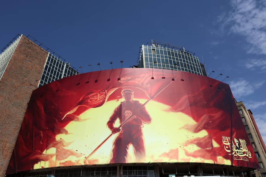 Un gran cartel político se exhibe en la plaza Valiasr de Teherán, mientras continúan las tensiones entre Irán y Estados Unidos por el estrecho de Ormuz, después de que el presidente Donald Trump advirtiera sobre la posibilidad de nuevos ataques contra Irán.