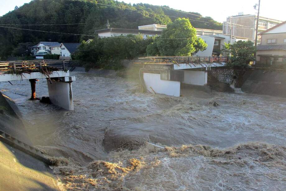 Tras el paso del tifón Talas por Japón, se sabe que un hombre de unos 40 años murió en un deslizamiento de tierra y otro de 29 años fue encontrado muerto después de que su carro se hundiera en un embalse, según la agencia de noticias Kyodo.