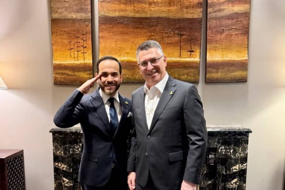 El ministro de Relaciones Exteriores de Israel, Gideon Sa’ar, posa para una foto junto con Abelardo de la Espriella. Ambos sostuvieron un primer contacto después de la victoria de De la Espriella.