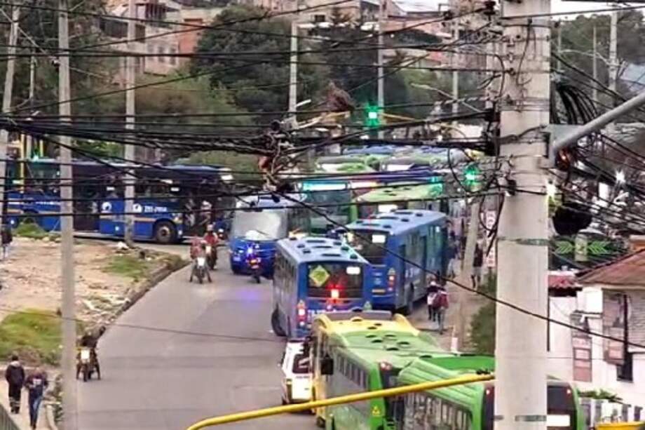 Por carro varado en Usme hay trancón en la carrera 1 este con calle 91 sur, sentido Sur-Norte.