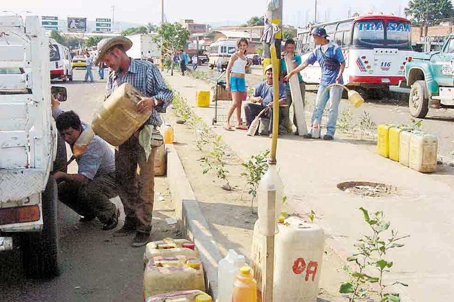 Los “pimpineros” surten el combustible de contrabando a los dueños de los vehículos, quienes pagan más barato porque no hay impuestos. / El Tiempo
