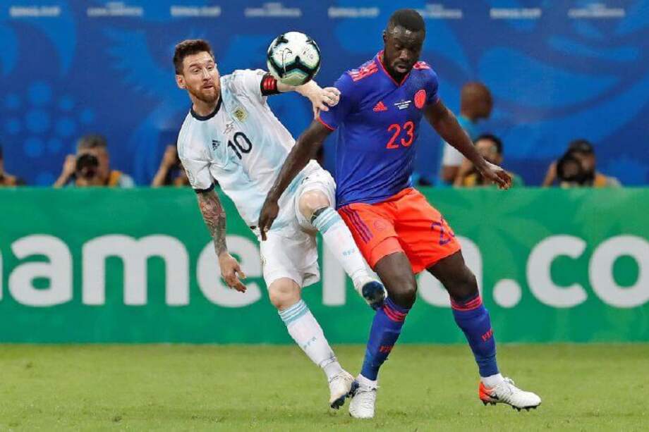 Dávinson le ganó varios duelos a Lionel Messi en el partido en el que Colombia derrotó 2-0 a Argentina. / EFE