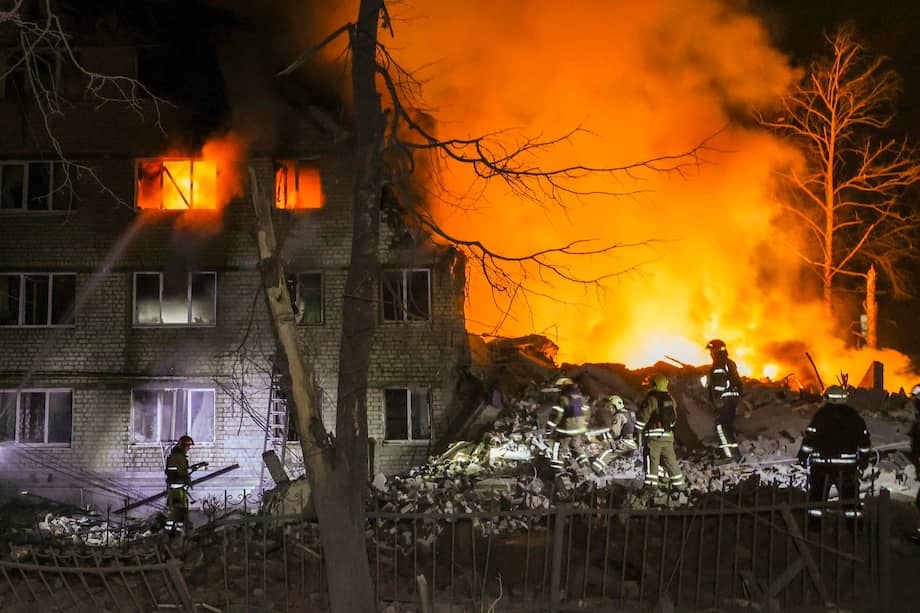 Los bomberos y servicios de emergencia trabajan tras un ataque ruso en la ciudad de Járkov , al norte de Ucrania.