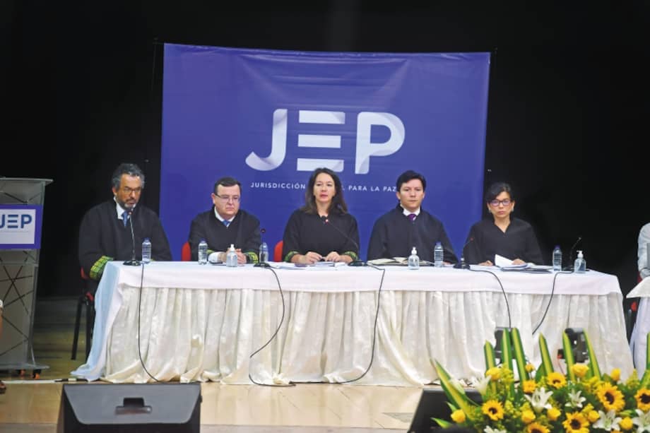 Los magistrados de la Sala de Reconocimiento y Verdad de la JEP. De izquierda a derecha: Rodrigo Vidal, Alejandro Ramelli, Catalina Díaz, Óscar Parra y Lily Rueda. / Óscar Pérez