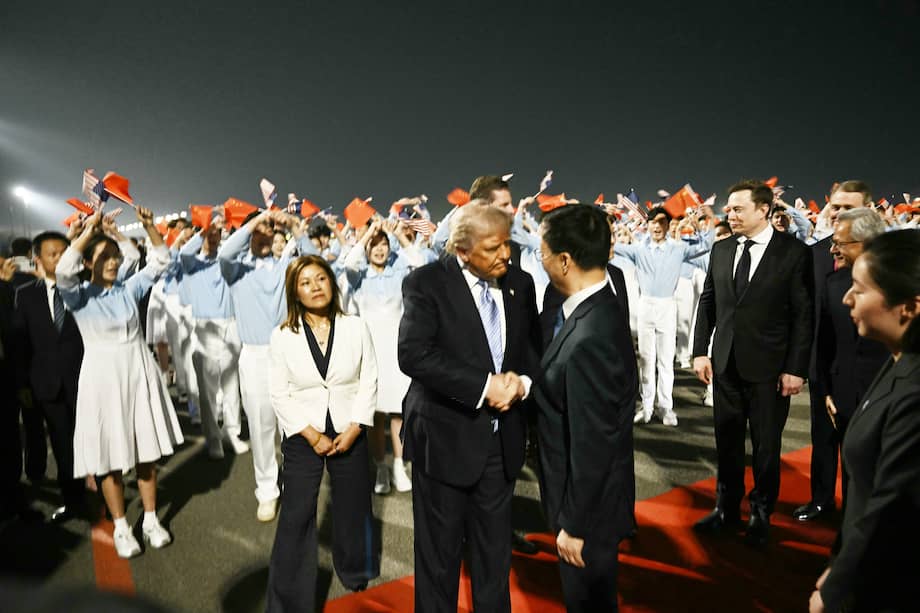 El presidente estadounidense, Donald Trump, es recibido por el vicepresidente chino, Han Zheng, en Pekín.