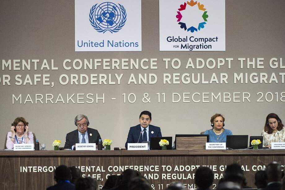 Ministro marroquí de Relaciones Exteriores, Nasser Bourita; Secretario General de la ONU, Antonio Guterres (2-L), Secretario General para la migración Internacional, Louise Arbour; Presidenta de la Asamblea General, Maria Fernanda Espinosa, se reunen en Marruecos. / AFP