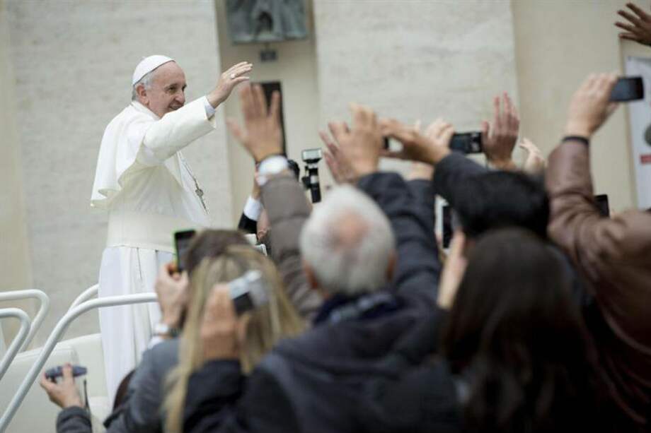 El papa Francisco saluda a fieles durante una audiencia en la Plaza de San Pedro de la Ciudad del Vaticano