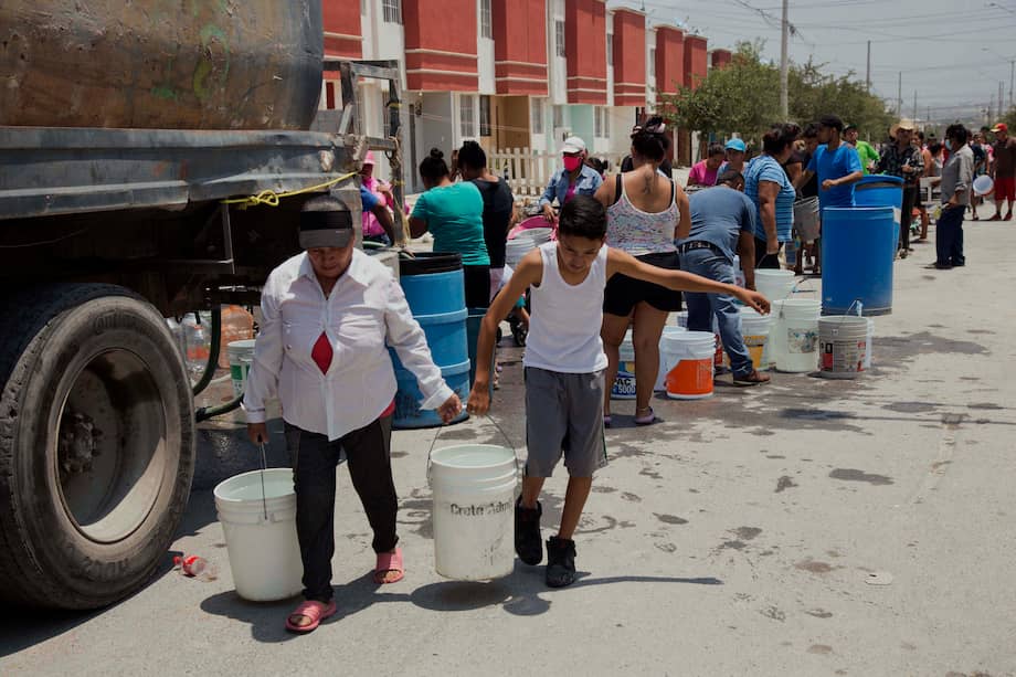 Filas en Monterrey para recoger agua por las fuertes sequías.