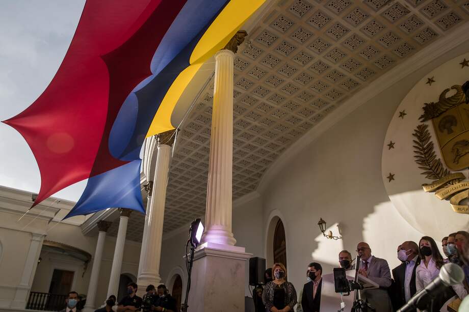 El presidente de la Asamblea Nacional de Venezuela (AN), Jorge Rodríguez (c-abajo), se dirige a ofrecer declaraciones a la prensa, hoy, en Caracas (Venezuela). El Gobierno de Venezuela convocará a una "ronda intensiva de consultas y reuniones con todos los actores de la oposición venezolana" para conocer "las expectativas verdaderas de la población" en torno al diálogo.