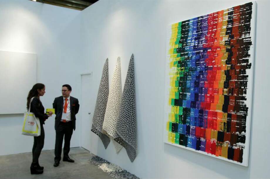 Visitantes recorren la novena edición de la Feria Internacional de Arte de Bogotá