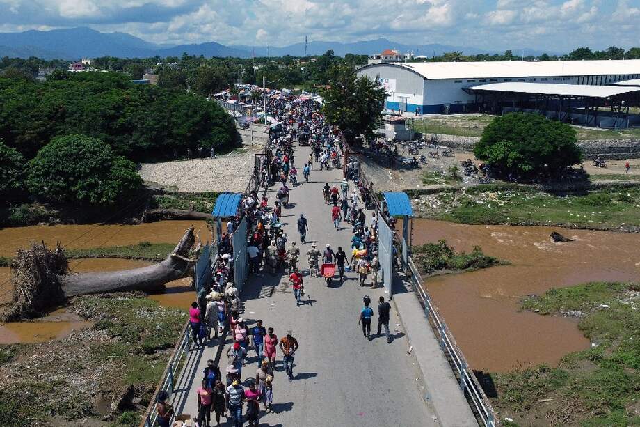 Para prevenir y controlar su transmisión, la OMS recomienda suministrar agua potable.