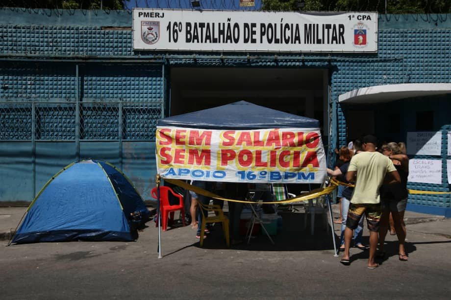 Policías del estado de Espírito Santo exigen una mejora de las condiciones laborales (hace tres años no les aumentan el sueldo), y mayores inversiones en materia de seguridad. / EFE.