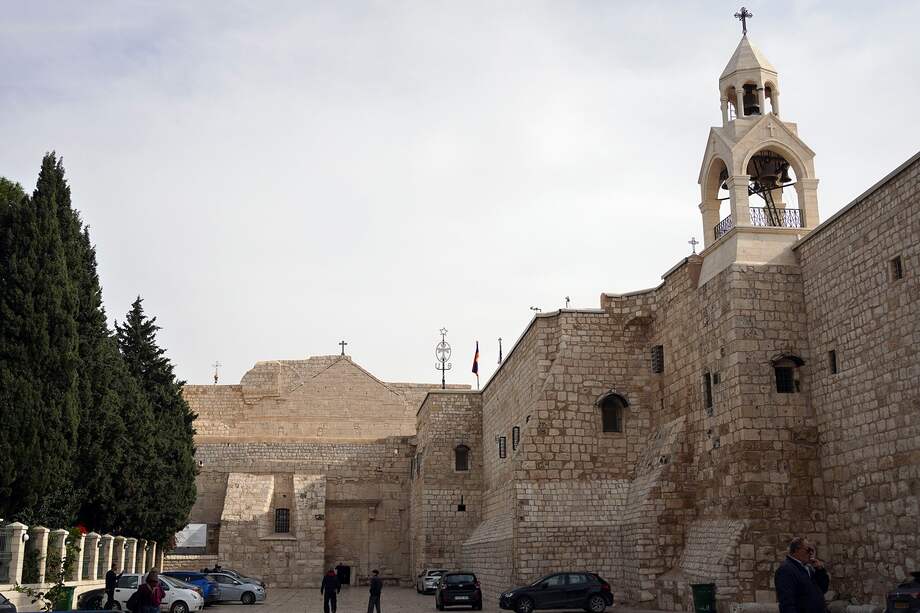 Vista de la Iglesia de la Natividad en Belén, en Cisjordania ocupada, que no ha colocado su enorme árbol en la plaza del Pesebre ni ha abierto el tradicional mercadillo navideño en la calle de la Estrella.