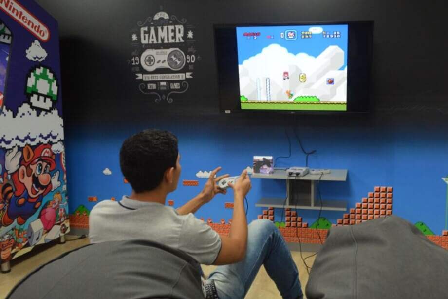 Las dos salas gamers están dotadas con una consola central compuesta por ocho televisores / Luis Benavides