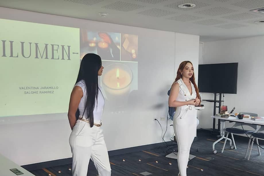 Estudiantes universitarias hacen su presentación frente a los empresarios invitados a "invertir".