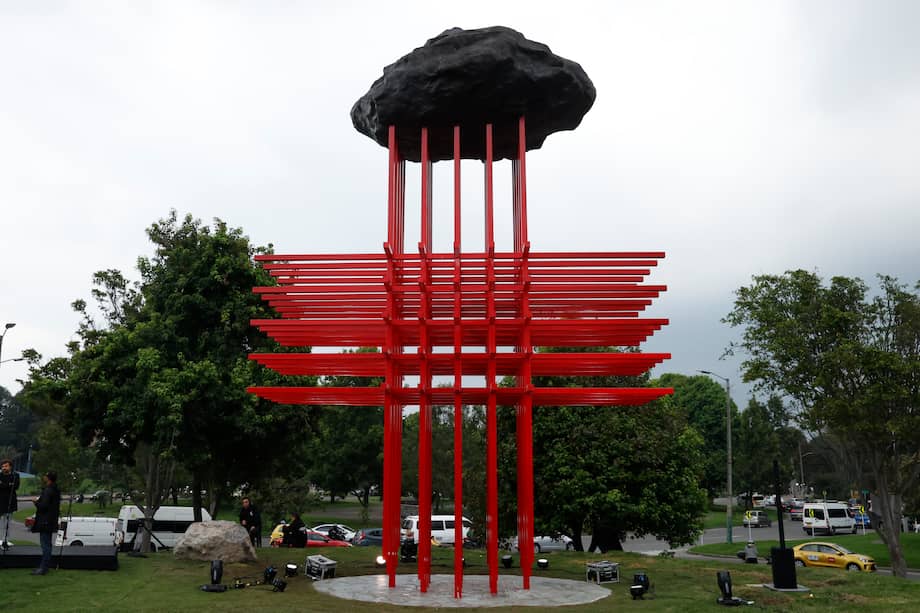Los nombres de 460 profesionales del sector de la salud que murieron en Colombia durante la pandemia de covid-19, quedaron inscritos en la escultura 'Umbral', una estructura de acero y bronce instalada en la capital colombiana como homenaje permanente a su labor.