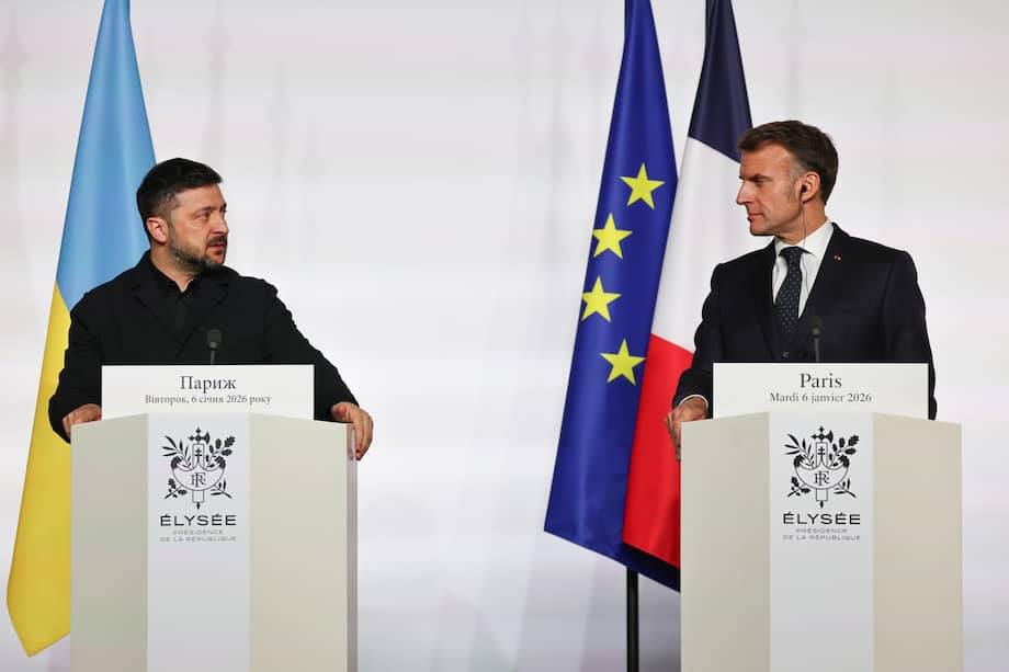 El presidente de Francia, Emmanuel Macron (d), y el presidente de Ucrania, Volodímir Zelenski, participan en una conferencia de prensa tras la firma de la declaración sobre el despliegue de la fuerza posterior al alto el fuego en Ucrania durante la cumbre de la Coalición de la Voluntad sobre garantías de seguridad para Ucrania, en el Palacio del Elíseo en París, Francia, el 06 de enero de 2026.