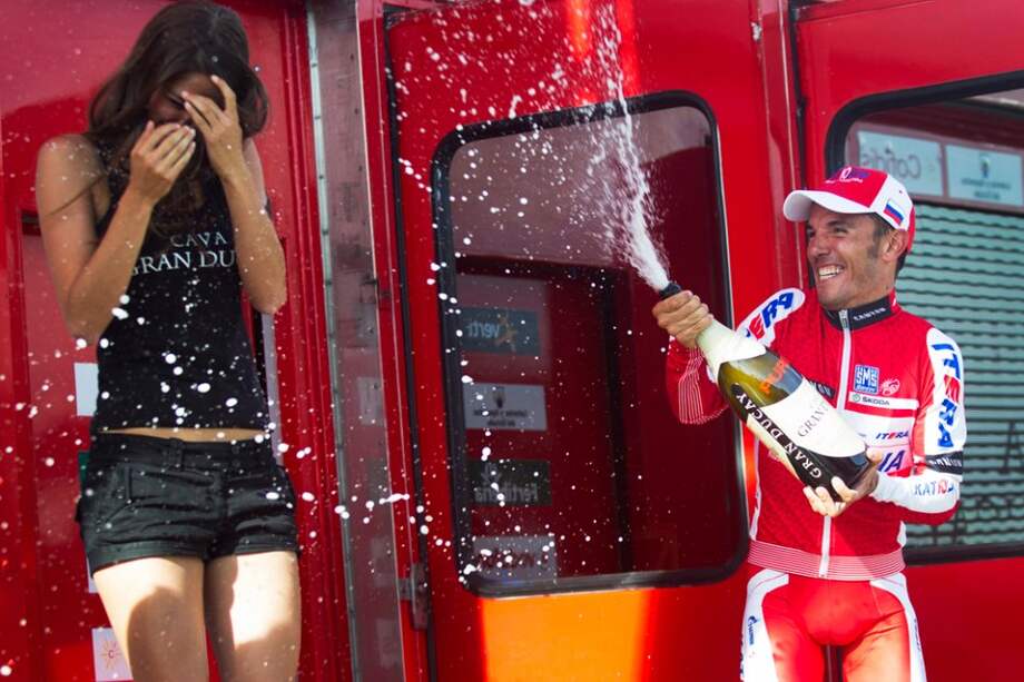 Purito celebra con las 'anfitrionas' del podio / AFP