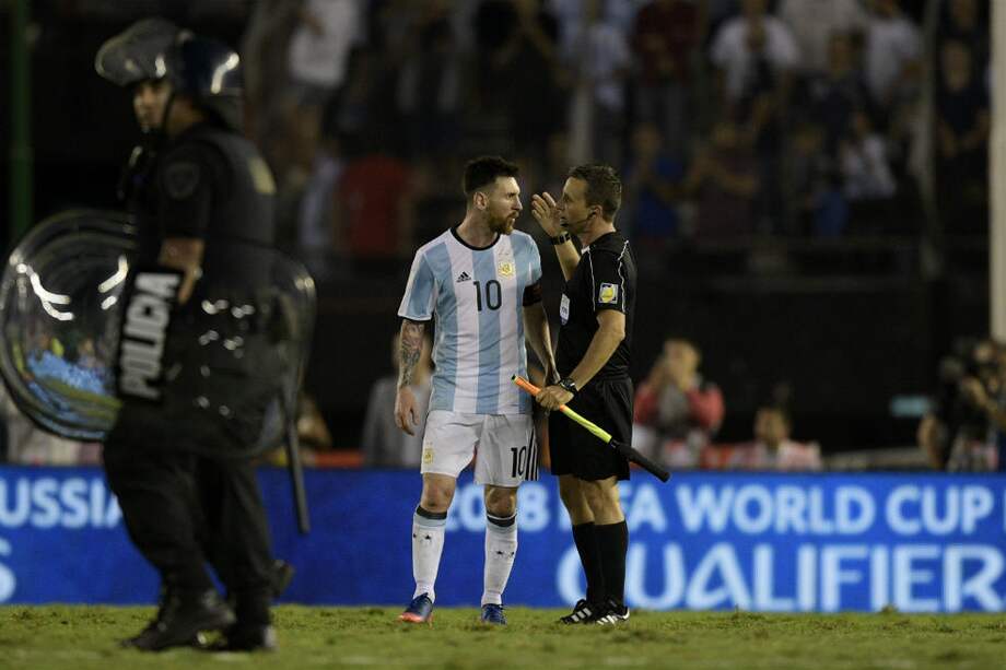 Lionel Messi discute con el asistente uno Emerson do Carvalho. / AFP