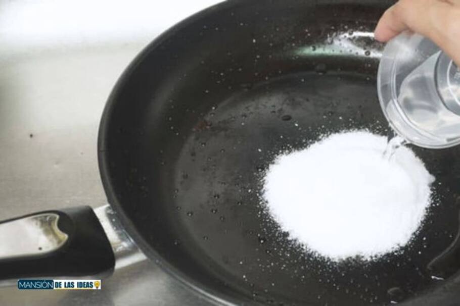 La grasa quemada de los sartenes parece imposible de eliminar, pero con dos ingredientes naturales se puede solucionar fácilmente.