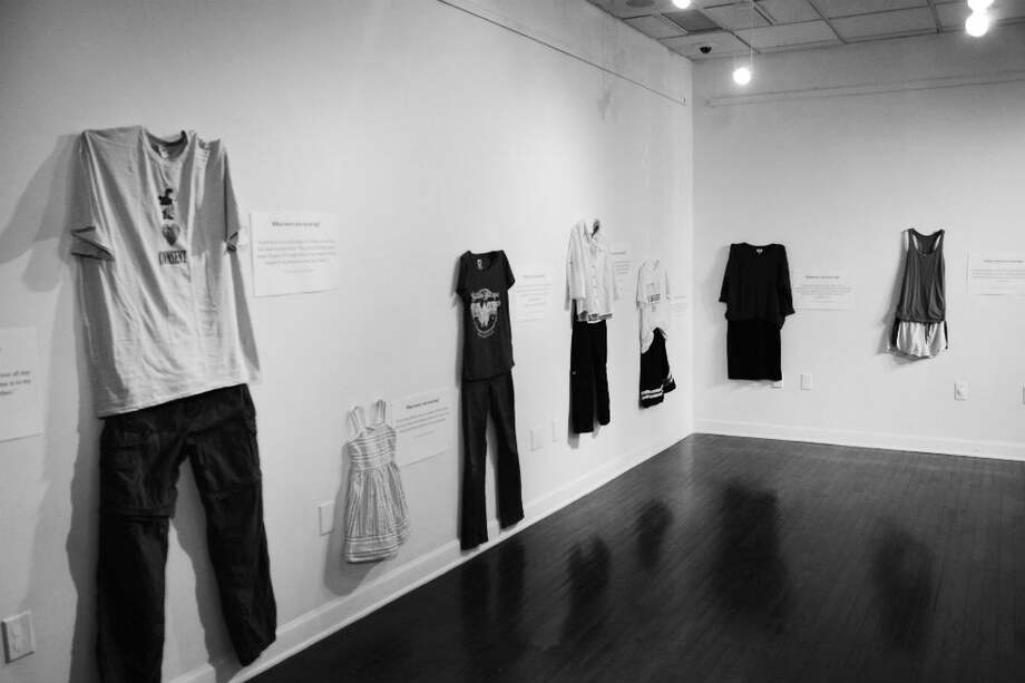 La exhibición que muestra todo tipo de ropa. / Jennifer Sprague