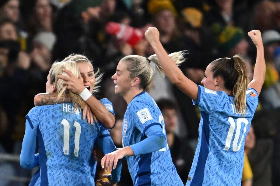 Lauren Hemp celebra con sus compañeras uno de los goles para la victoria de Inglaterra frente a Australia en el Mundial Femenino.