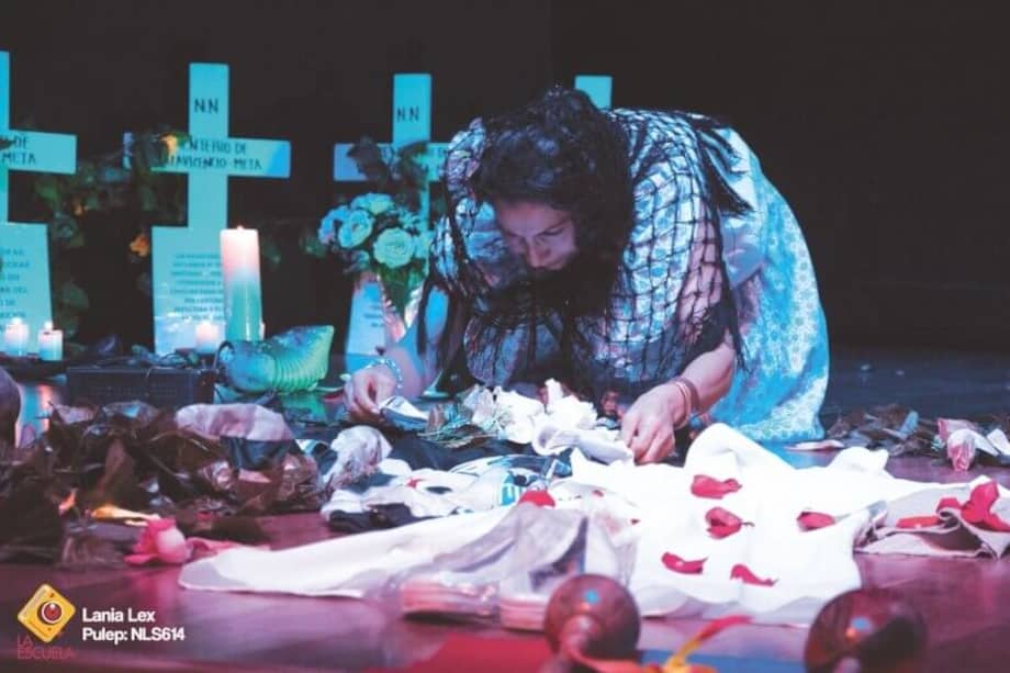 Imagen de una de las escenas de la obra “Anunciando la ausencia”, que integró a víctimas de la guerra. / Festival Internacional de Teatro de Manizales