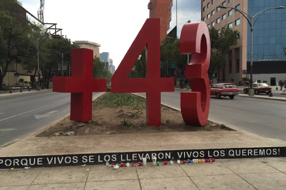 Un monumento en comemoración de los 43 estudiantes desaparecidos en Ayotzinapa fue levantado de manera clandestina en la capital de México. / Cortesía