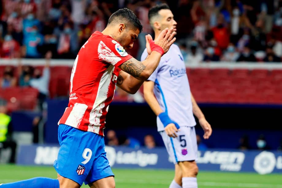 Luis Suárez se excusa con la afición de Barcelona luego de anotar el segundo tanto de Atlético de Madrid.