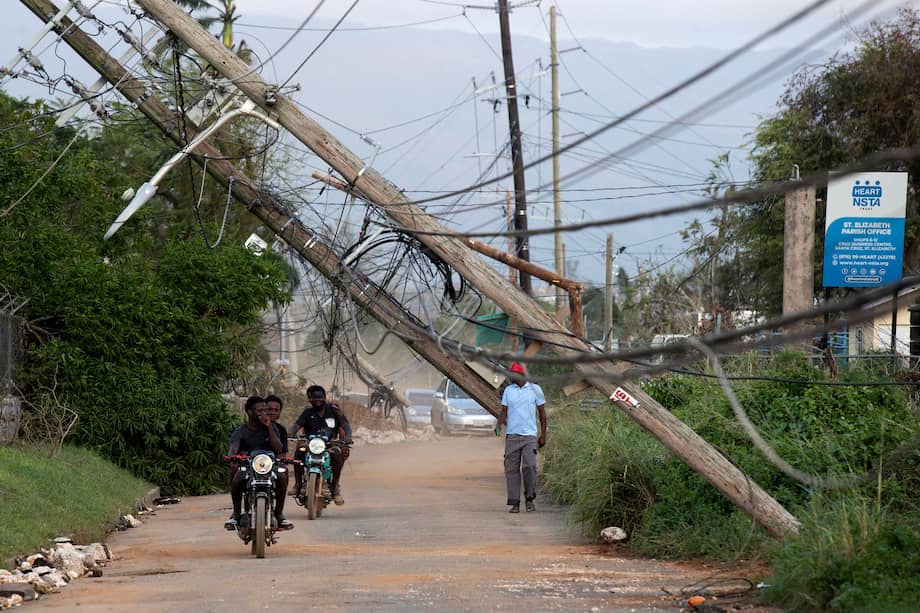 Paso del huracán Melissa en Santa Cruz (Jamaica). EFE/ Orlando Barría