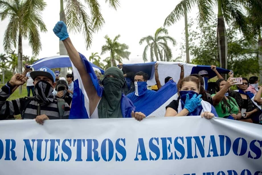 Decenas de personas participaron en una protesta este domingo frente a la iglesia San Agustín en Managua (Nicaragua), para exigir al presidente Daniel Ortega la liberación de todos los "presos políticos". / EFE