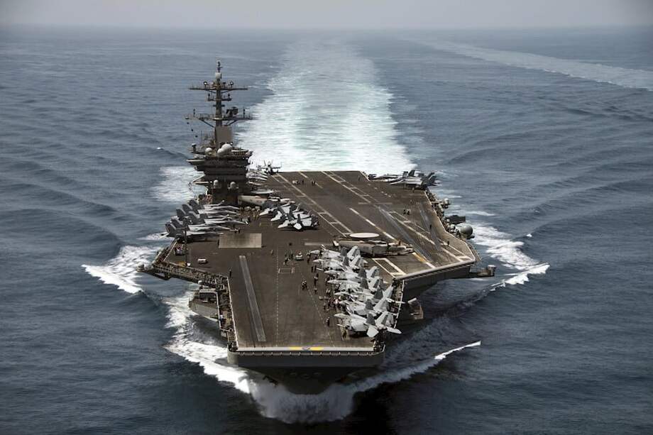 El Roosevelt, uno de los dos portaviones de la Marina de Estados Unidos en el Pacífico occidental, ahora está atracado en la isla estadounidense de Guam. / EFE