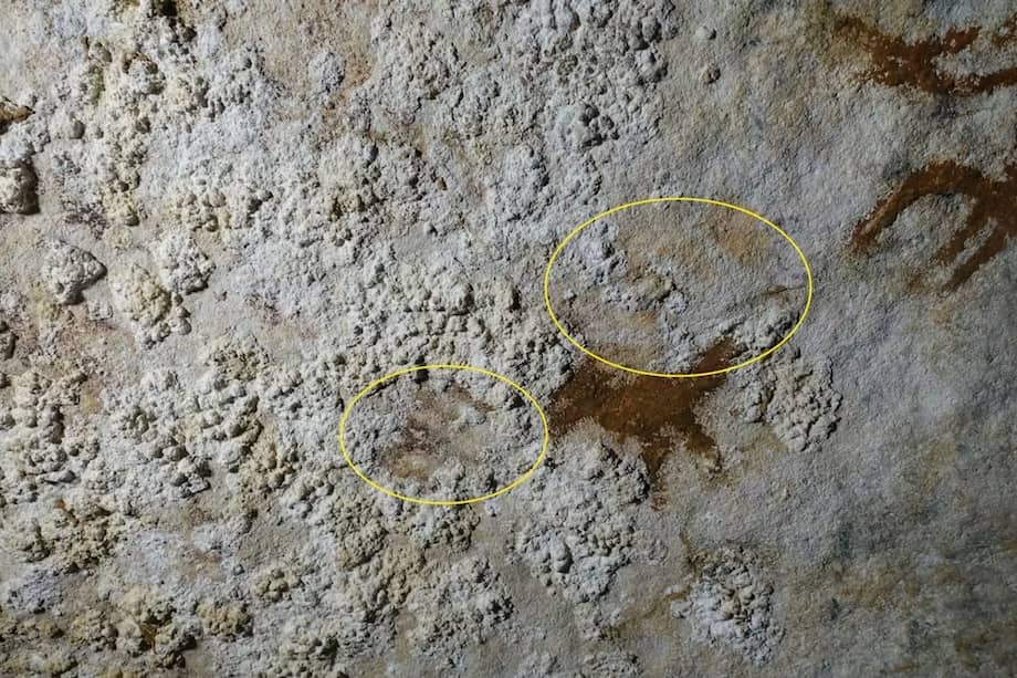 El arte rupestre más antiguo conocido hasta la fecha: plantillas de manos de 67.800 años de antigüedad en la pared de una cueva.