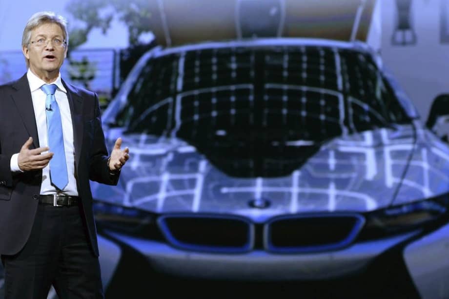 Elmar Frickenstein, vicepresidente ejecutivo de Electrónica y Conducción de BMW, da un discurso durante la presentación de Samsung en el ámbito de la feria de electrónica de consumo CES, en Las Vegas, Nevada.