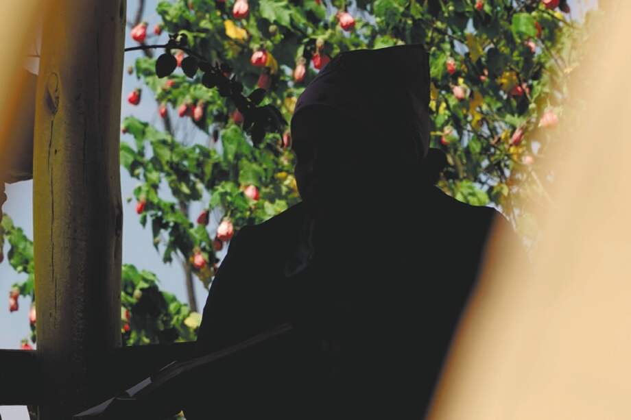 Entre 2018 y el 15 de marzo de 2023, 147 migrantes venezolanas han sido registradas por el Ministerio del Interior como víctimas de explotación sexual en Colombia. / Ilustración de Éder Leandro Rodríguez