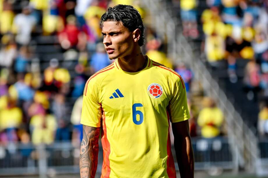 Richard Ríos en acción con la selección de Colombia.