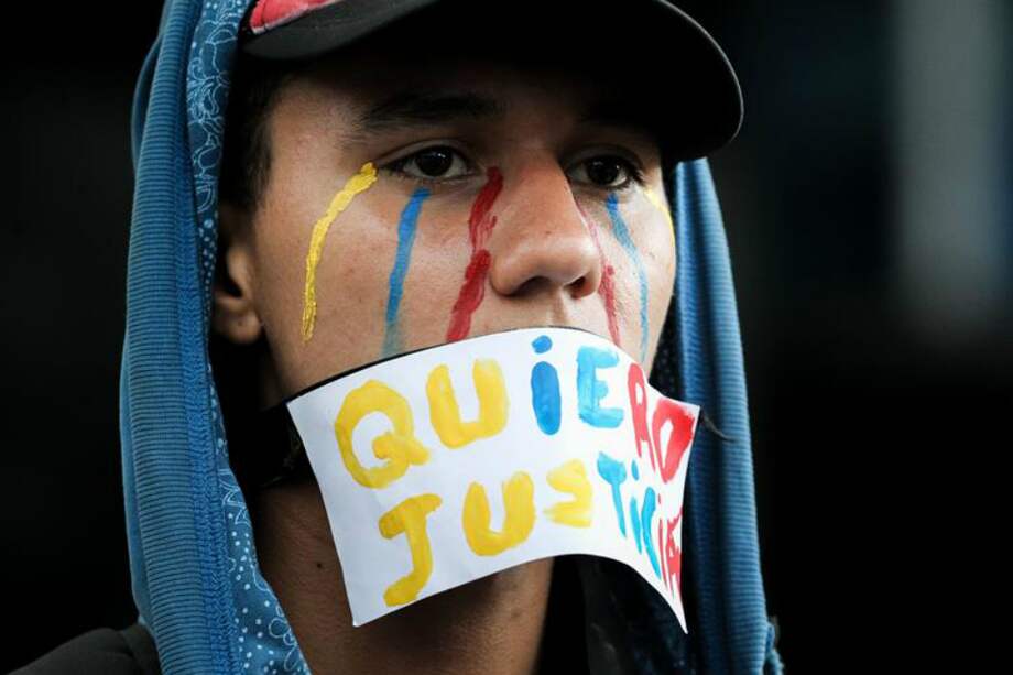 La mayoría de las 273 agresiones se produjo durante las protestas contra el presidente Nicolás Maduro, que dejaron 125 muertos entre abril y julio, según el SNTP, 70% de las cuales atribuyó a militares y policías. / AFP