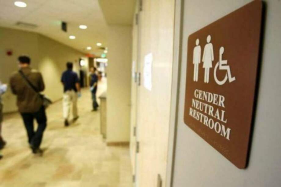 No hay motivos para que las personas trans no puedan elegir qué baño usar.