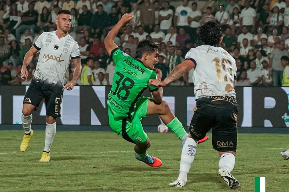 El equipo verdolaga impuso su jerarquía en Villavicencio, ganó 3-0 y desplazó a Bucaramanga en lo más alto del campeonato.