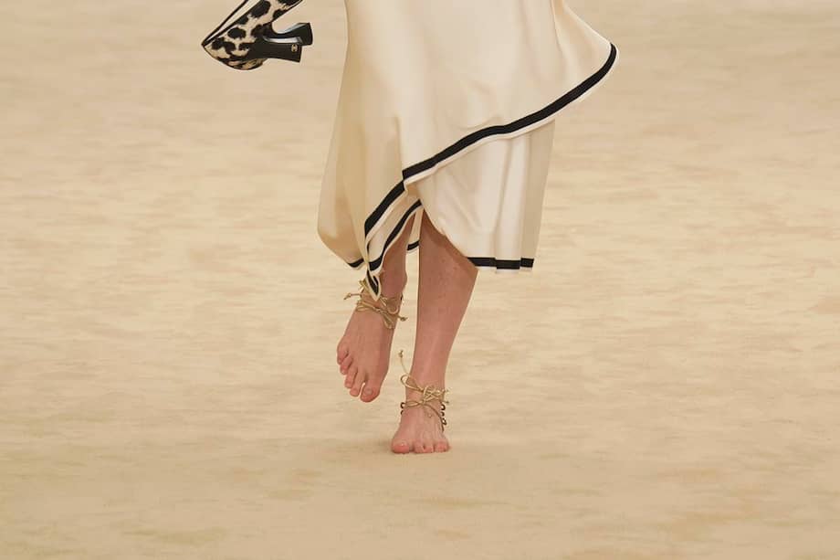 Una modelo presenta un diseño durante el desfile de la colección Crucero 2026/2027 de Chanel en Biarritz, Francia, el 28 de abril de 2026. / EFE/EPA/Guillaume Pinon