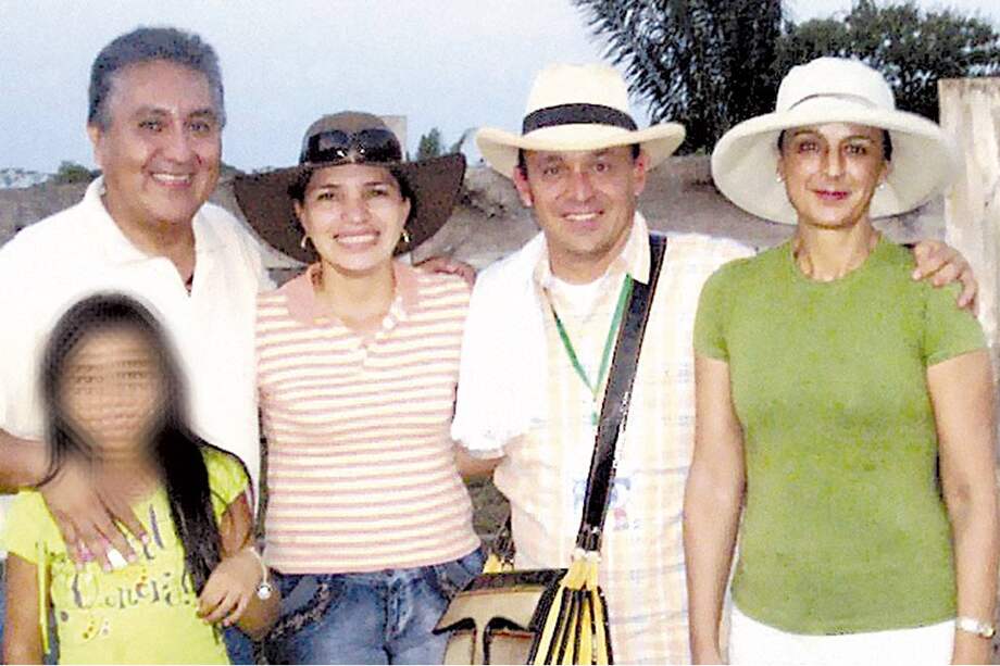 El candidato a la Alcaldía de Tauramena en 2007 Leonardo Mendoza, en compañía de Santiago Uribe. / Cortesía periódico ‘Nuevo Oriente’