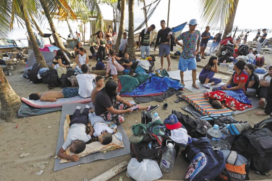 La semana pasada había por lo menos 3.000 migrantes en carpas ubicadas en las playas de Necoclí a la espera de lanchas que los trasladen hacia Acandí (Capurganá), en Chocó, vecino de Cémaco (Panamá). / EFE