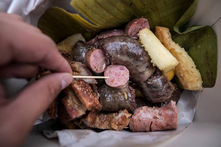 La fritanga es un plato tradicional colombiano que consta de chicharrón, papa criolla, longaniza, costillas de cerdo, yuca frita, morcilla y plátano maduro, entre otros sabores.