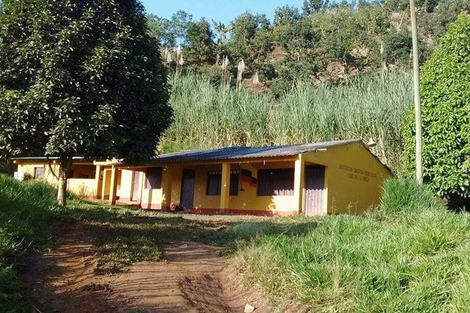 La sede 10 de la Institución Educativa Diego Fallón ha sido grafiteada dos veces por desconocidos que han amenazado a la profesora Carolina SAlguero y han firmado como "Auc"/ Cortesía.