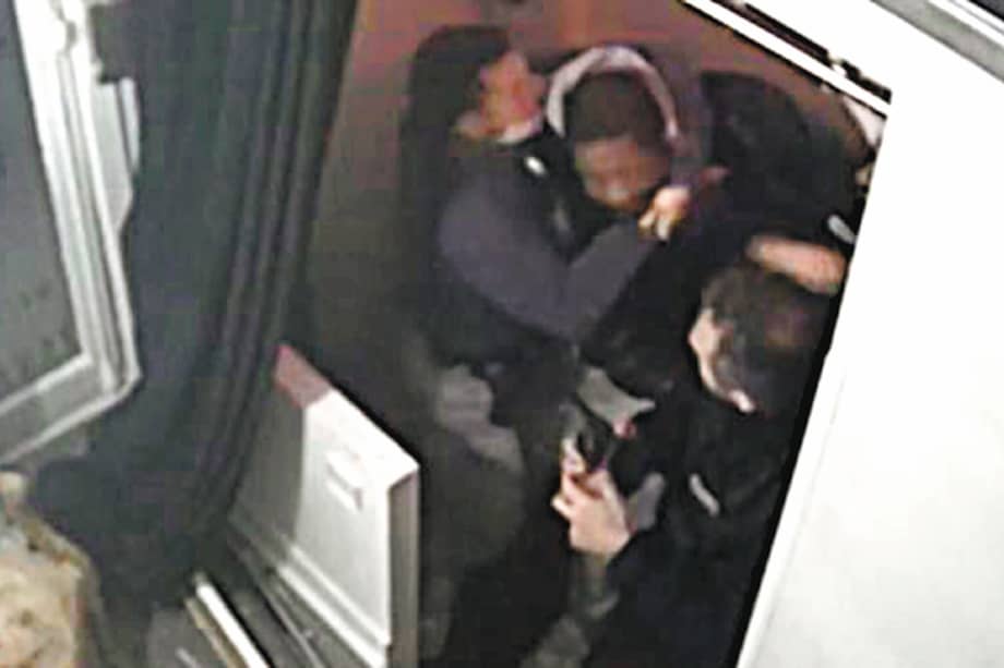 La semana pasada, Michel Zecler fue golpeado por uniformados en su estudio de música en París / AFP