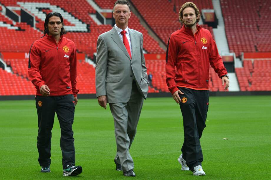 El delantero colombiano Falcao García, en compañía de su nuevo entrenador, el holandés Louis Van Gaal. / AFP