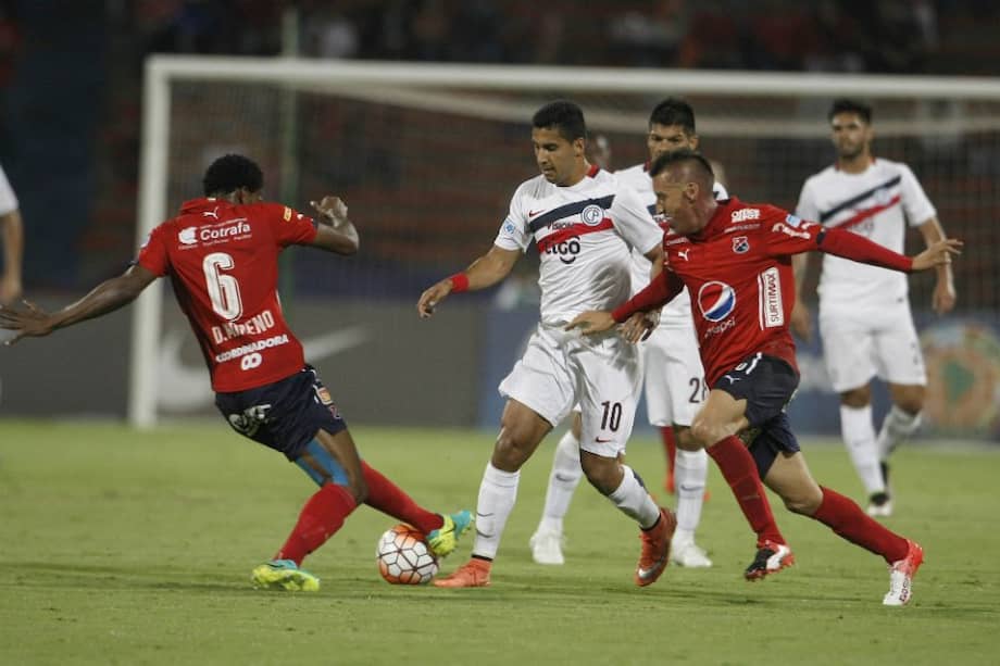Los jugadores del Medellín, Didier Moreno (i) y John Edisson Hernández (d), disputan el balón con Cecilio Dominguez (c), de Cerro Porteño, este martes. / EFE