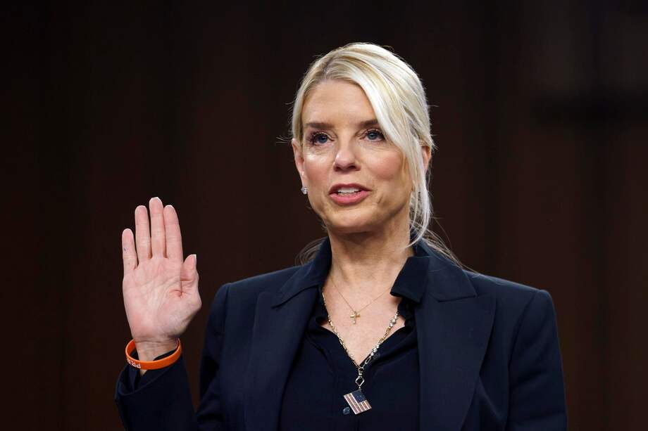 La Fiscal General de Estados Unidos, Pam Bondi, jura antes de testificar ante el Comité Judiciario del Senado en el Capitolio en Washington DC.