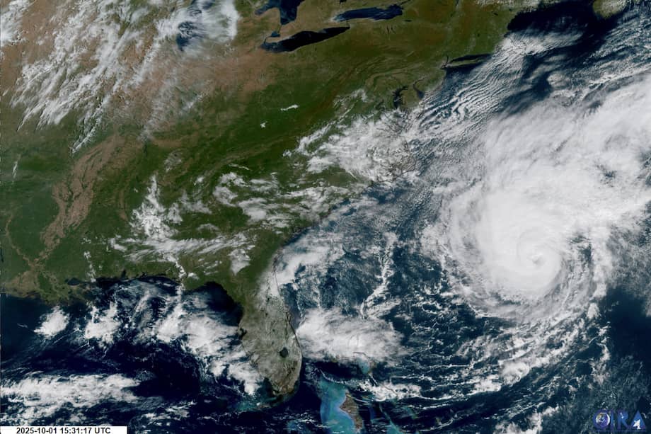 Imagen satelital de la "National Oceanic and Atmospheric Administration" (NOAA) que muestra el avance del huracán Imelda en octubre de 2025.